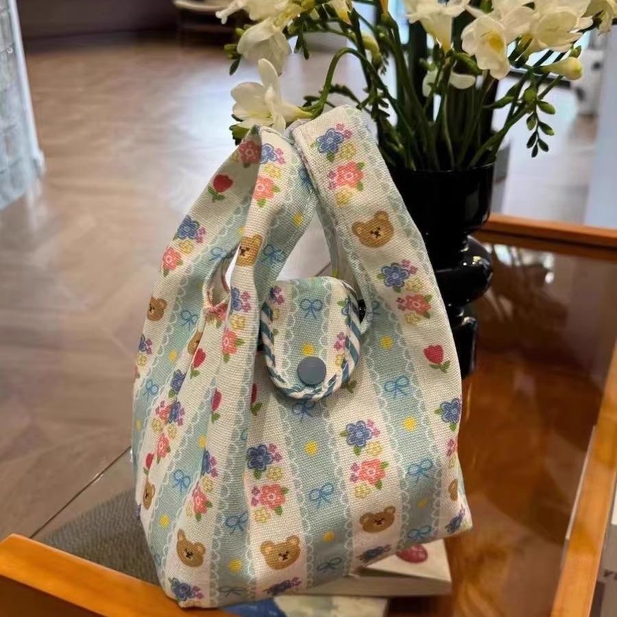 Lunch box bag Bento handbag Student with meal Cute little fresh office worker with meal bag Hand carrying canvas bag Female
Lunch box bag Bento handbag Student with meal Cute little fresh office worker with meal bag Hand carrying canvas bag Female