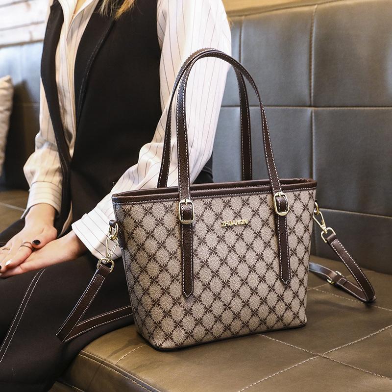 Retro Printed Tote Bag Korean Style Fashionable and Versatile Carry on Underarm Bag One Shoulder Crossbody Commuting Bag
Retro Printed Tote Bag Korean Style Fashionable and Versatile Carry on Underarm Bag One Shoulder Crossbody Commuting Bag