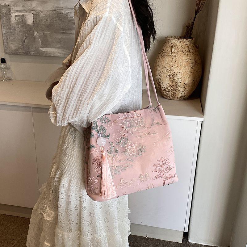 Elegant Landscape Embroidery Tote Bag Women Fringe Pendant Large Capacity Shoulder Bags Ladies Retro Gentle Premium Underarm Bag 26x23x11cm розовый
Elegant Landscape Embroidery Tote Bag Women Fringe Pendant Large Capacity Shoulder Bags Ladies Retro Gentle Premium Underarm Bag 26x23x11cm розовый