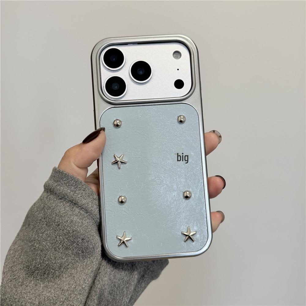 Electroplated Oil Wax Leather Star Rivet Case for iPhone 17Pro, High-End Feel, New Korean Design. iPhone 15 Pro
Electroplated Oil Wax Leather Star Rivet Case for iPhone 17Pro, High-End Feel, New Korean Design. iPhone 15 Pro