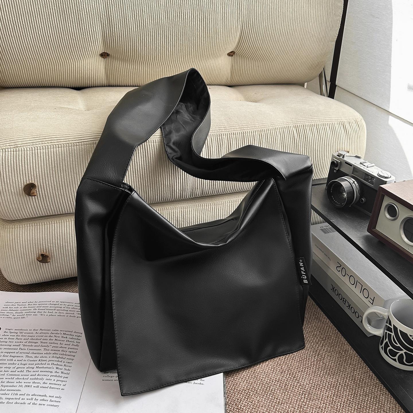 Simple solid color large soft leather messenger bag classic retro student fashion large cover shoulder bag messenger bag
Simple solid color large soft leather messenger bag classic retro student fashion large cover shoulder bag messenger bag