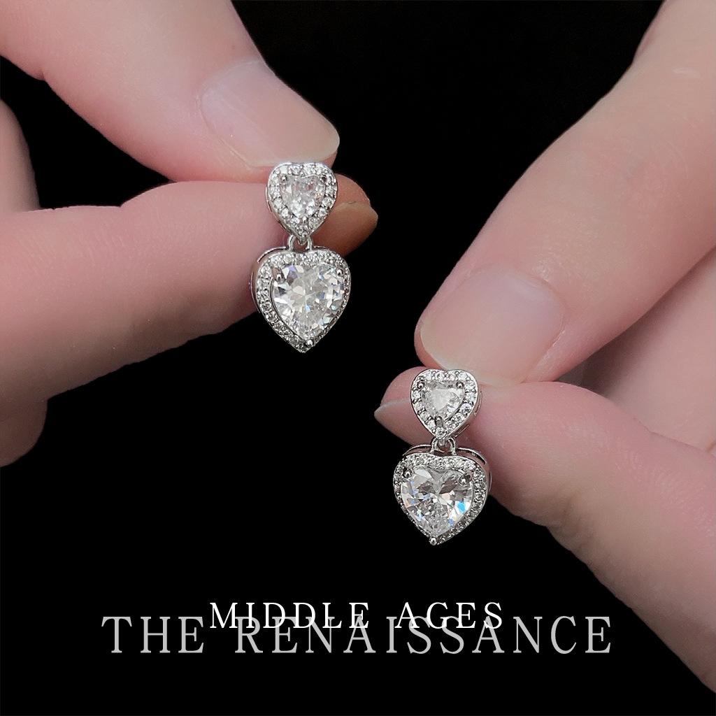 Wind Heavy Industries full of zircon love earrings French retro ear jewelry
Wind Heavy Industries full of zircon love earrings French retro ear jewelry