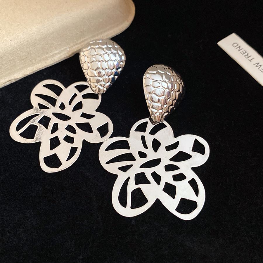 European and American silver needle metal hollow flower pendant earrings light luxury high-end stud earrings retro temperament earrings women
European and American silver needle metal hollow flower pendant earrings light luxury high-end stud earrings retro temperament earrings women