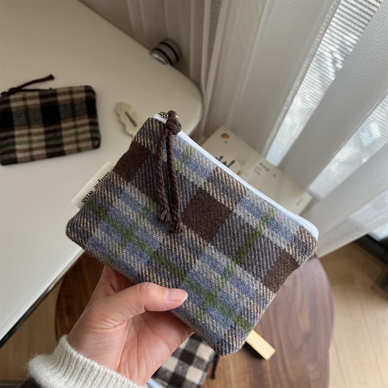 Retro Plaid Cosmetic Bag Women Makeup Mini Zipper Pouch Lipstick Storage Coin Purse
Retro Plaid Cosmetic Bag Women Makeup Mini Zipper Pouch Lipstick Storage Coin Purse