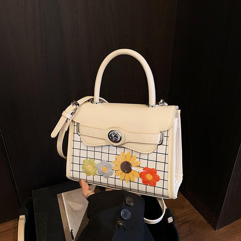 Simple texture hand bag women s 2025 new fashion versatile messenger bag sweet girl bag чорний
Simple texture hand bag women s 2025 new fashion versatile messenger bag sweet girl bag чорний