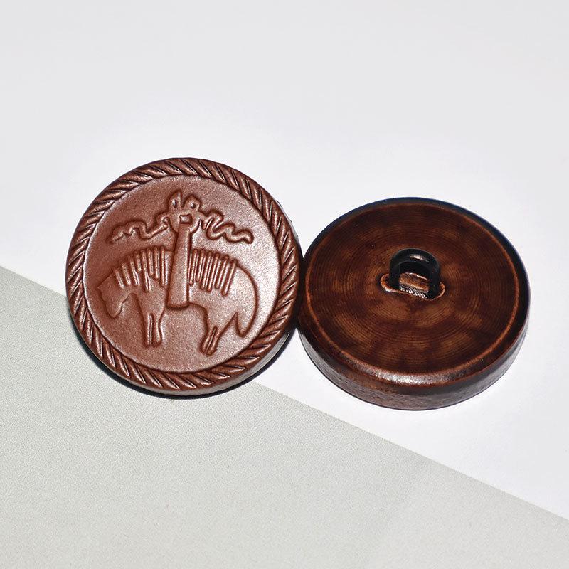 Пуговицы для пальто, Пуговицы из натуральной кожи, Пуговицы из коровьей кожи первого слоя, Модные пуговицы для тренча, Кожаные пуговицы для пальто, Декоративные пуговицы с тотемом для пальто YR totem leather button 24L = 15mm
Пуговицы для пальто, Пуговицы из натуральной кожи, Пуговицы из коровьей кожи первого слоя, Модные пуговицы для тренча, Кожаные пуговицы для пальто, Декоративные пуговицы с тотемом для пальто YR totem leather button 24L = 15mm