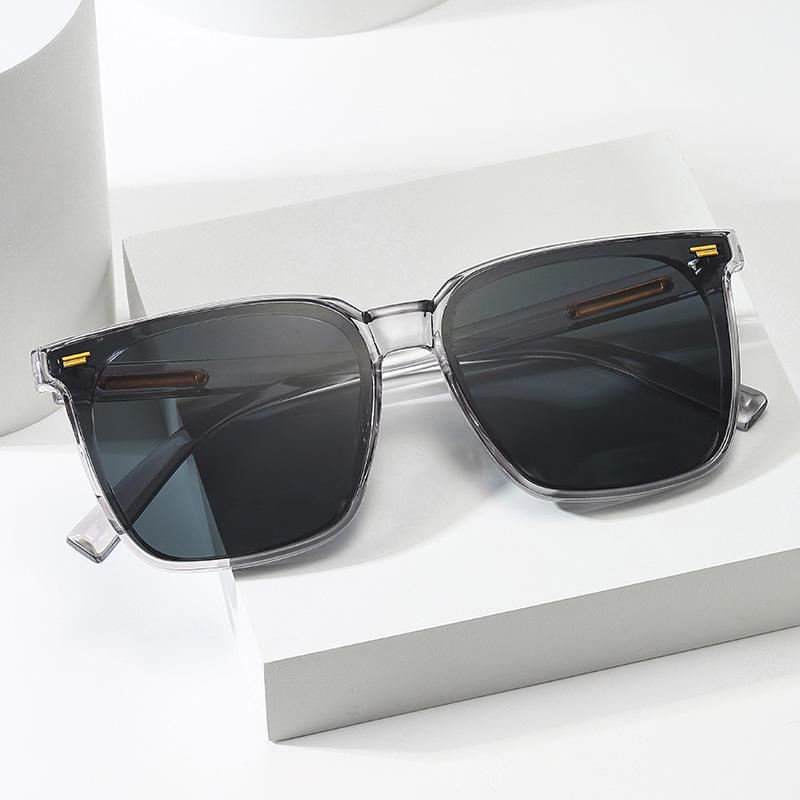 Douyin G Trendy Polarized Sunglasses - Large Frame Unisex Sunshade and Anti-UV Driving Glasses. Standard Lens
Douyin G Trendy Polarized Sunglasses - Large Frame Unisex Sunshade and Anti-UV Driving Glasses. Standard Lens