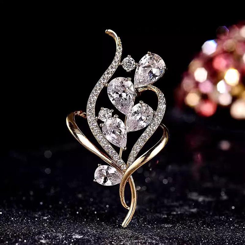 Zircon flower water drop brooch women s fashion versatile temperament necklace niche design clothing
Zircon flower water drop brooch women s fashion versatile temperament necklace niche design clothing