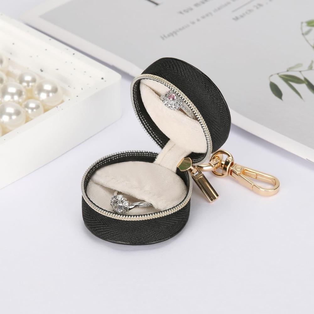 Mini Portable Jewelry Storage Bag Necklace Ring Jewelry Box Storage Case With Keychain Gifts білий
Mini Portable Jewelry Storage Bag Necklace Ring Jewelry Box Storage Case With Keychain Gifts білий