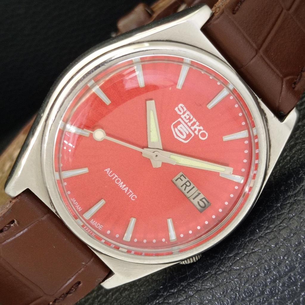 AUTOMATIC VINTAGE SEIKO 5 JAPAN 7009A MENS RED COLOR DIAL WATCH a701239-5 R206a-a701239
AUTOMATIC VINTAGE SEIKO 5 JAPAN 7009A MENS RED COLOR DIAL WATCH a701239-5 R206a-a701239