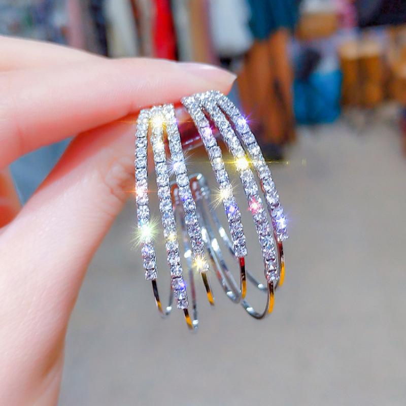 111 silver needles exaggerated full diamond geometric circle earrings light luxury temperament versatile C-shaped earrings high-end earrings
111 silver needles exaggerated full diamond geometric circle earrings light luxury temperament versatile C-shaped earrings high-end earrings