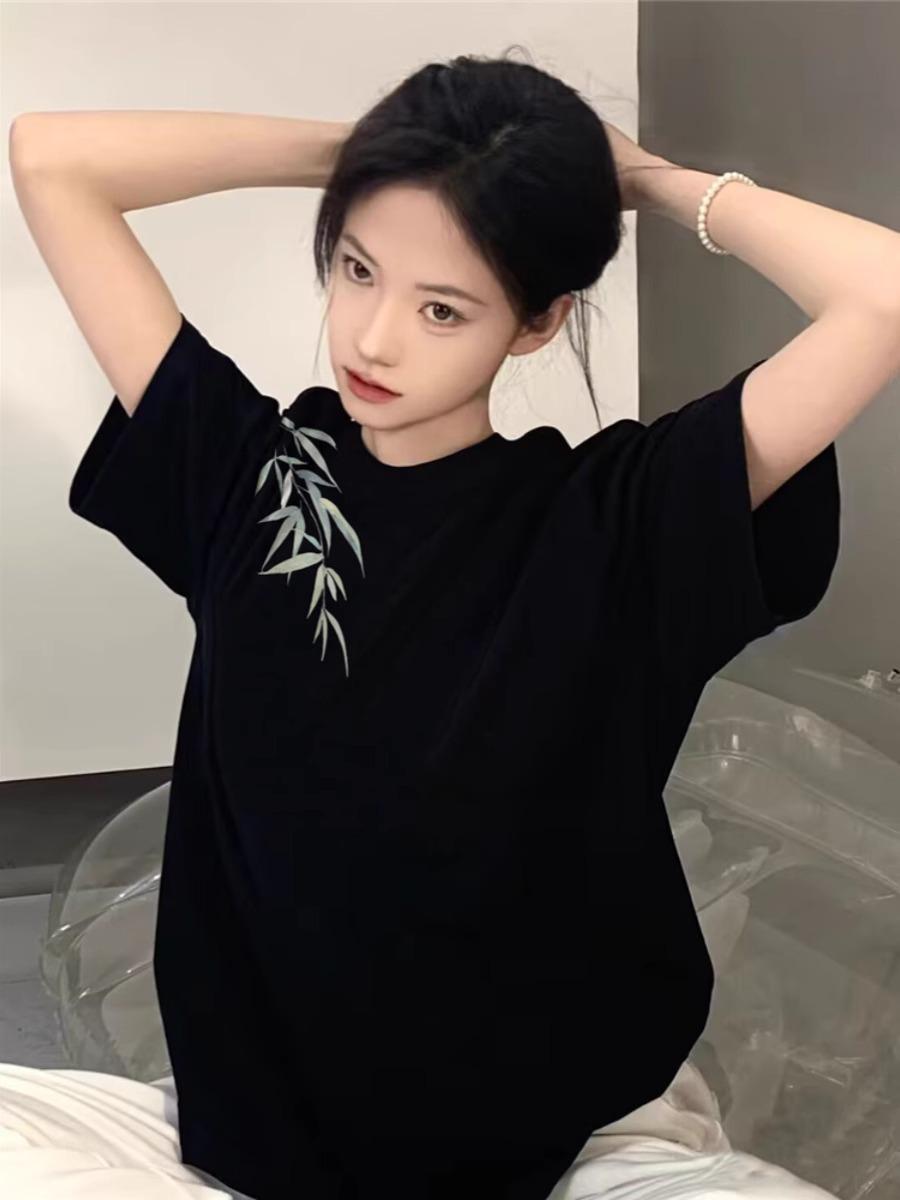 Women s 2025 Trendy High-Street Leaf Print Cotton T-Shirt with Straight Shoulder Design L вина червоного кольору
Women s 2025 Trendy High-Street Leaf Print Cotton T-Shirt with Straight Shoulder Design L вина червоного кольору