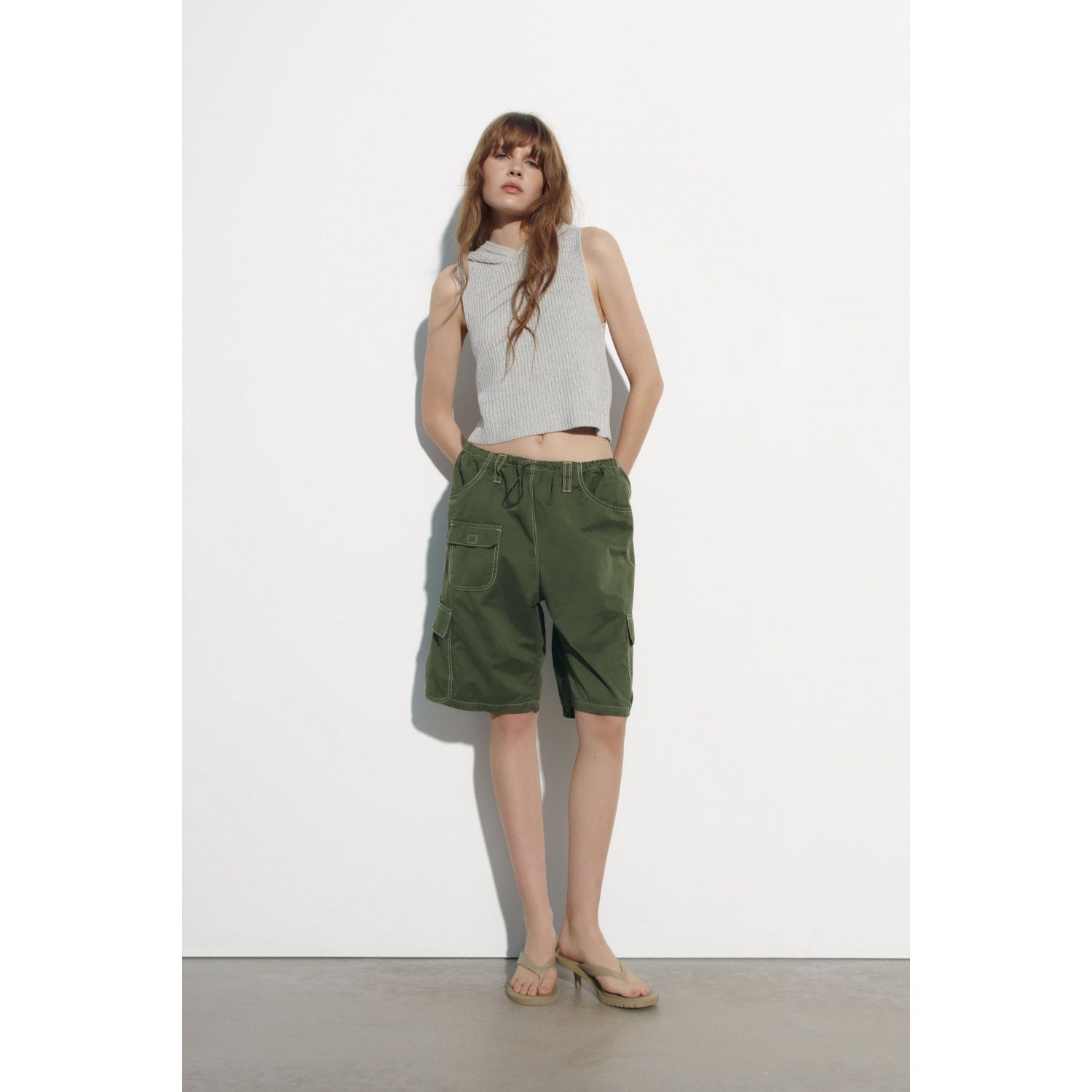 TOPSTITCHED mid-WAIST BERMUDA SHORTS WITH POCKETS 
TOPSTITCHED mid-WAIST BERMUDA SHORTS WITH POCKETS
