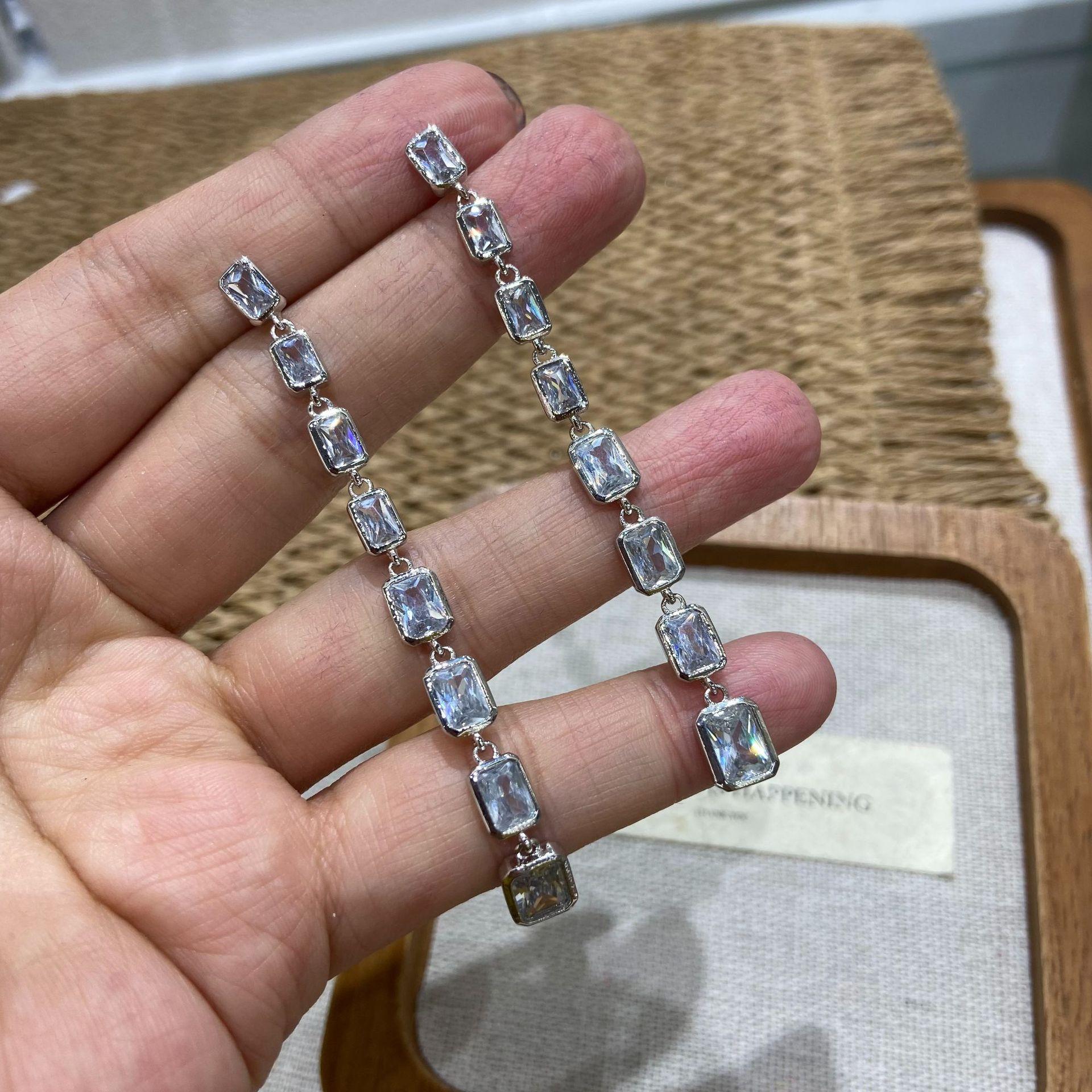 Luxury Earrings Inlaid With Zircon Long Fringed Earrings, High-End Sense, Exquisite Temperament, Celebrity Style Light Luxury Earrings.
Luxury Earrings Inlaid With Zircon Long Fringed Earrings, High-End Sense, Exquisite Temperament, Celebrity Style Light Luxury Earrings.