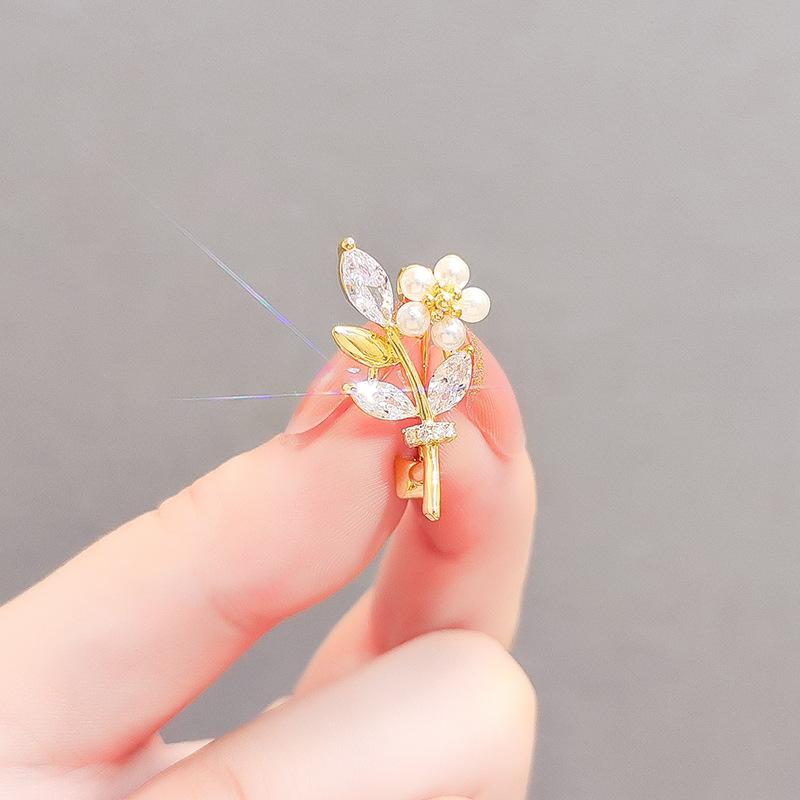 Spring and summer flower anti-light brooch, women s trendy personalized suit pin, collar pin, high-end anti-light buckle, pearl corsage
Spring and summer flower anti-light brooch, women s trendy personalized suit pin, collar pin, high-end anti-light buckle, pearl corsage