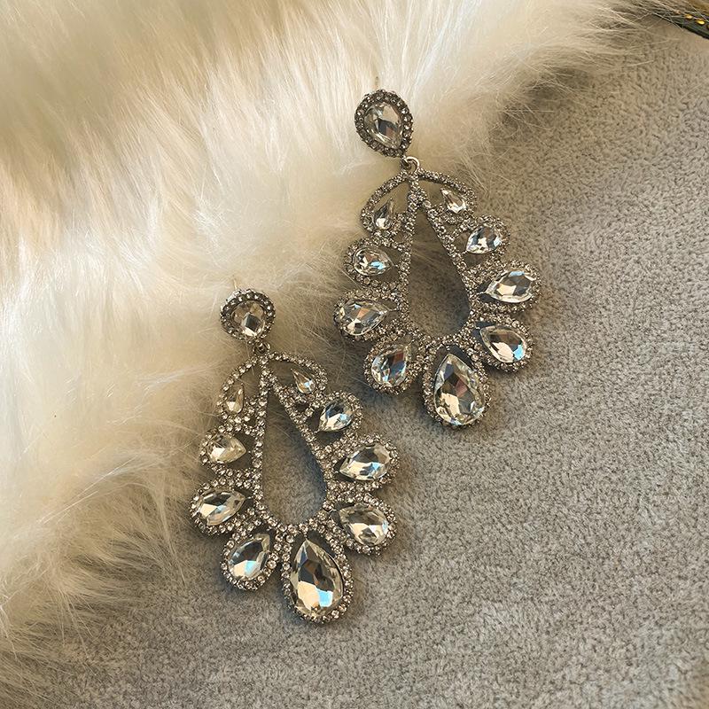 Elegant European & American Rhinestone Water Drop Earrings - Luxurious, Hollow Design for Brides белый
Elegant European & American Rhinestone Water Drop Earrings - Luxurious, Hollow Design for Brides белый