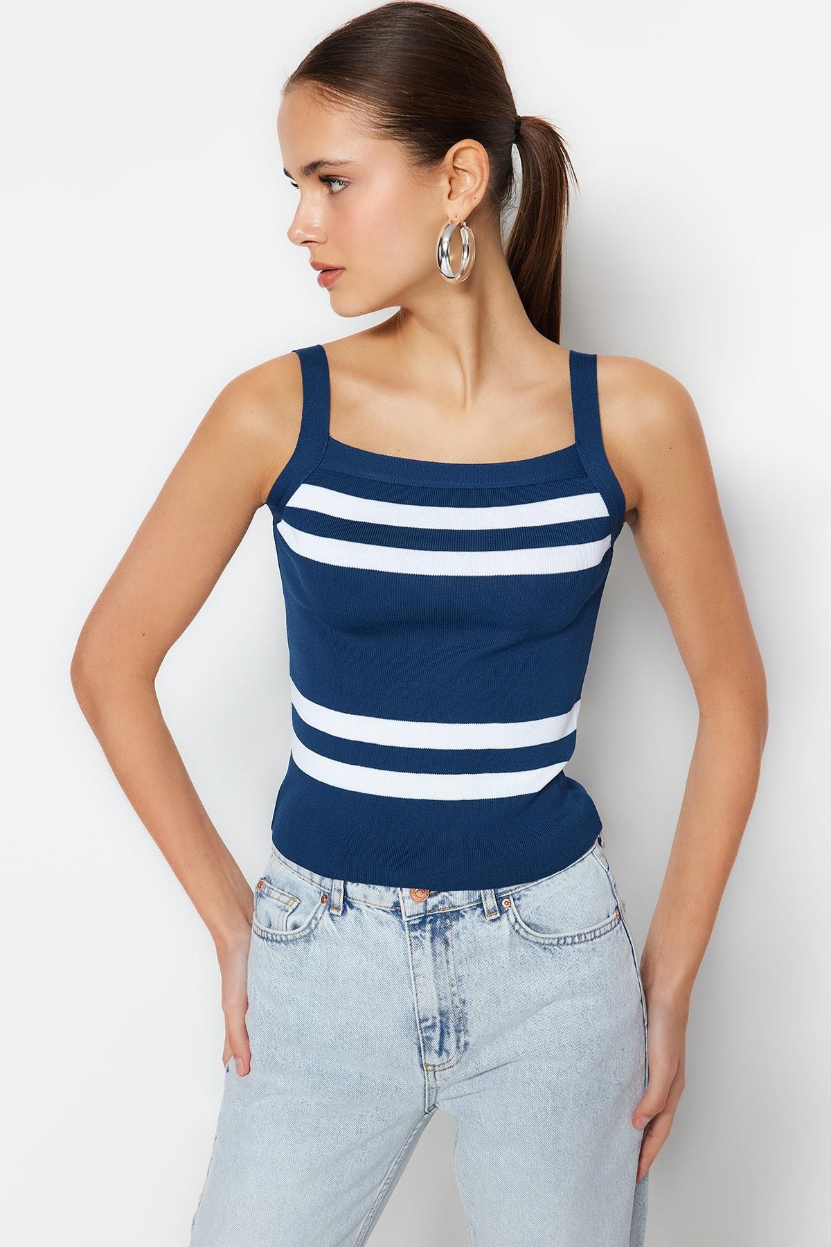 Темно-синяя трикотажная блузка в укороченную полоску TWOSS22BZ0815
Темно-синяя трикотажная блузка в укороченную полоску TWOSS22BZ0815