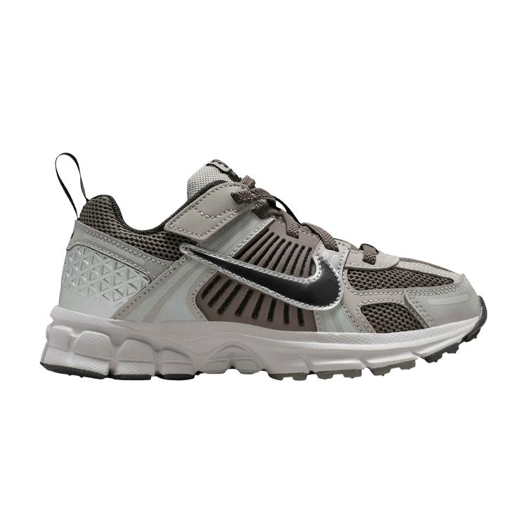 Nike Vomero 5 PS College Grey Cave Stone Kids Sneakers Metallic-Silver Black HF6999-010 35
Nike Vomero 5 PS College Grey Cave Stone Kids Sneakers Metallic-Silver Black HF6999-010 35