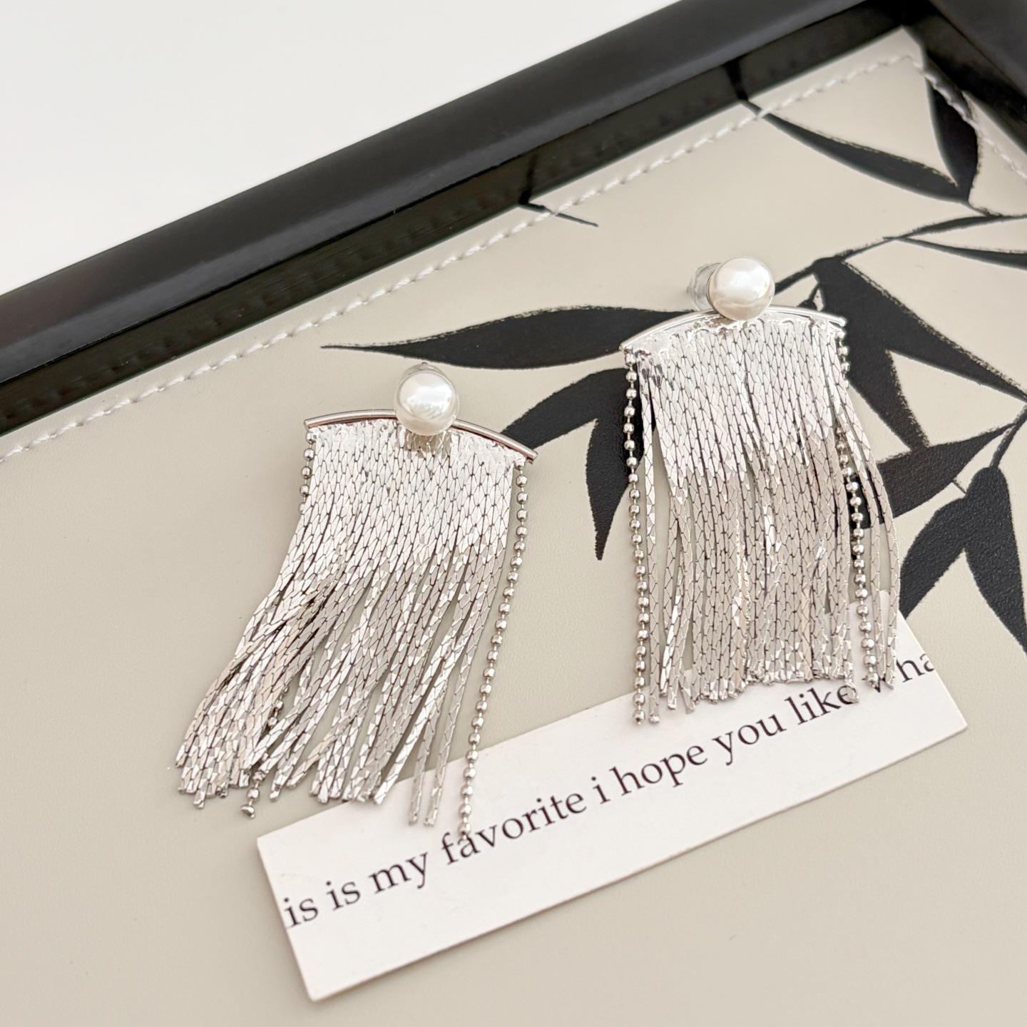 Elegant European and American High-End Pearl Tassel Earrings – Chic, Luxurious, and Stylishly Bold срібний
Elegant European and American High-End Pearl Tassel Earrings – Chic, Luxurious, and Stylishly Bold срібний