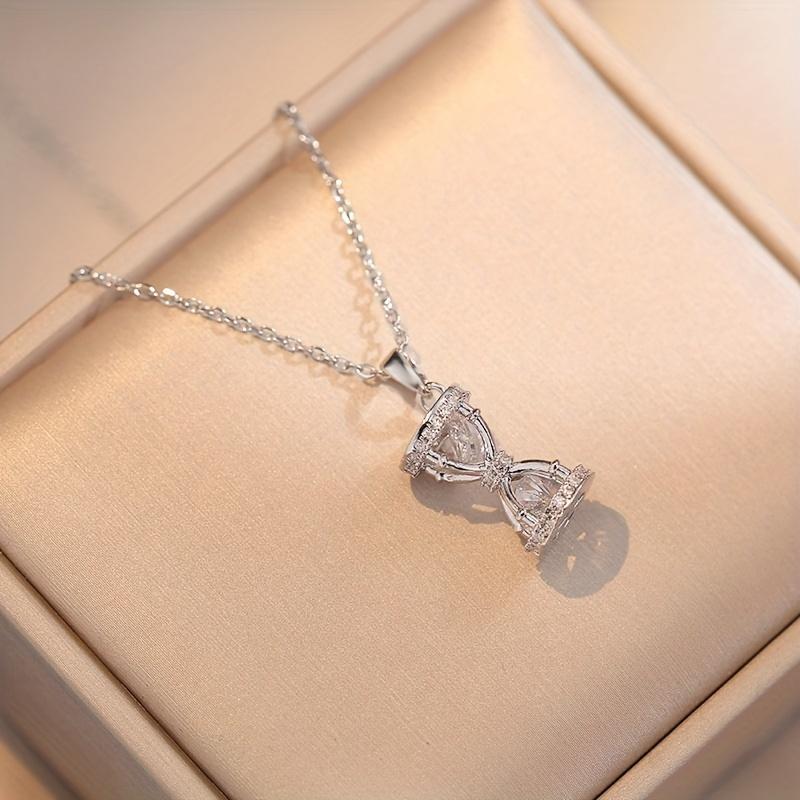 Одно ожерелье с кулоном в стильном, персонализированном, элегантном и универсальном дизайне песочных часов, подходящее для ежедневного дарения и ношения.
Одно ожерелье с кулоном в стильном, персонализированном, элегантном и универсальном дизайне песочных часов, подходящее для ежедневного дарения и ношения.