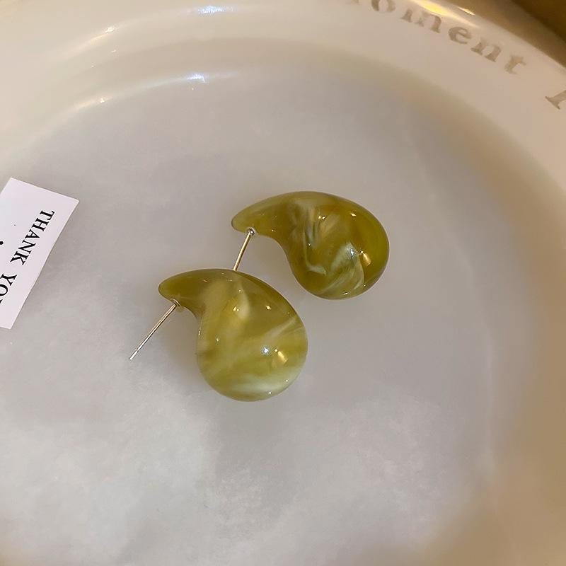 Chic Drip Oil Water Drop Silver Stud Earrings - High-End Acrylic Design for Women
Chic Drip Oil Water Drop Silver Stud Earrings - High-End Acrylic Design for Women