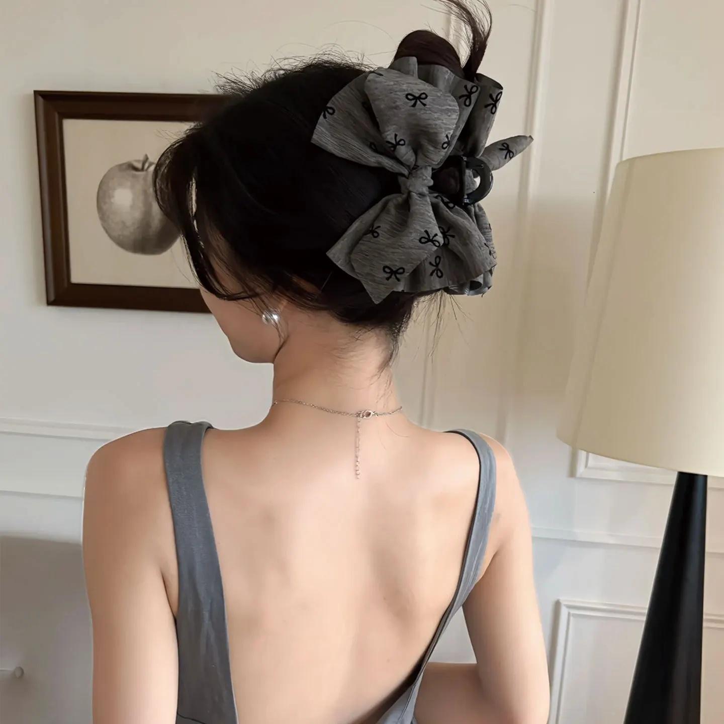 Gray Velvet Large Irregular Shark Clip with Butterfly Knot And Frosted Accents Simple Headwear Hairpins for Women серый
Gray Velvet Large Irregular Shark Clip with Butterfly Knot And Frosted Accents Simple Headwear Hairpins for Women серый