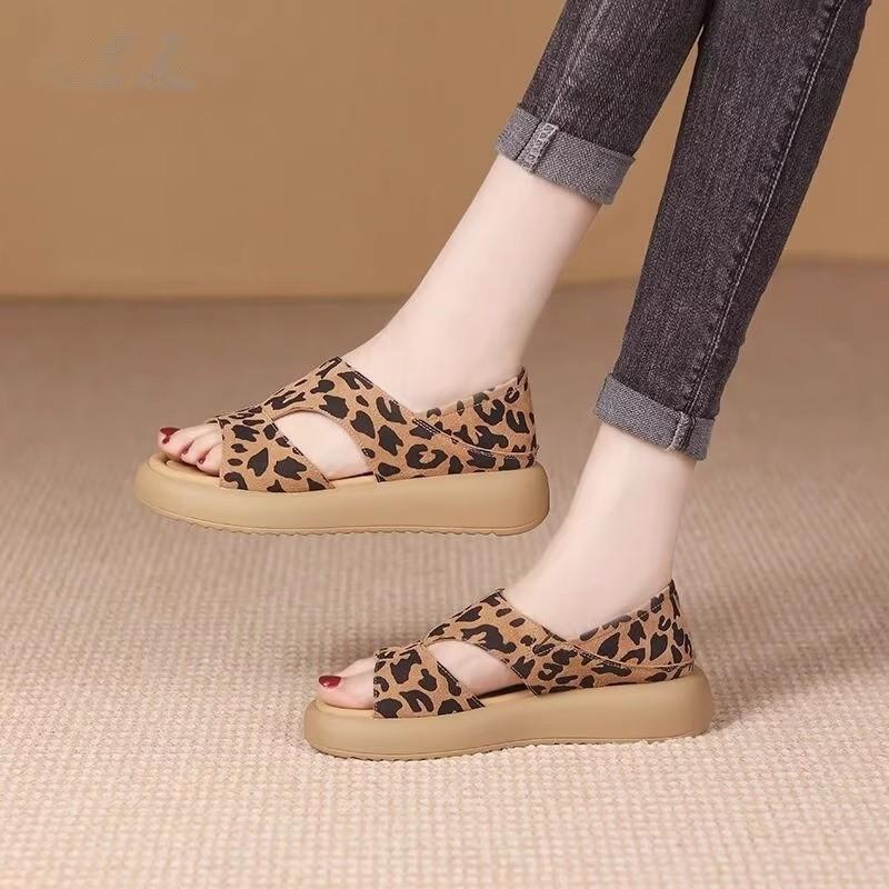 Platform sandals women wear new summer open-toed cross sandals waterproof table muffin and vacation fairy shoes 41 чорний
Platform sandals women wear new summer open-toed cross sandals waterproof table muffin and vacation fairy shoes 41 чорний