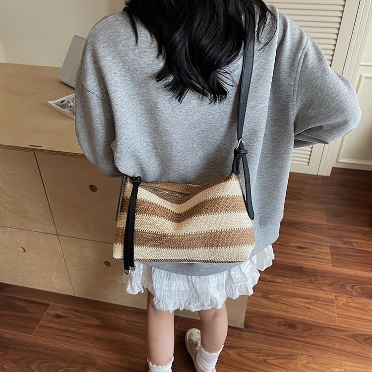 Shoulder bag, rainbow straw woven bag, seaside vacation style, simple and versatile bucket bag texture, casual and fashionable чёрный
Shoulder bag, rainbow straw woven bag, seaside vacation style, simple and versatile bucket bag texture, casual and fashionable чёрный