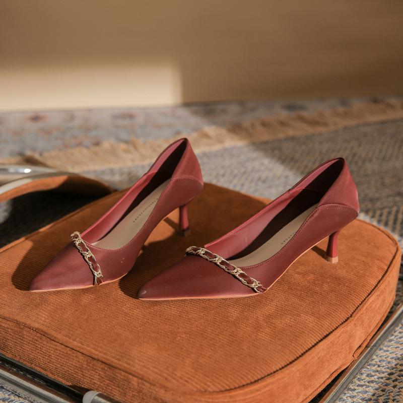 Spring and summer new metal chain pointed professional thin heel single shoes women versatile commuter sexy high heels women 39
Spring and summer new metal chain pointed professional thin heel single shoes women versatile commuter sexy high heels women 39