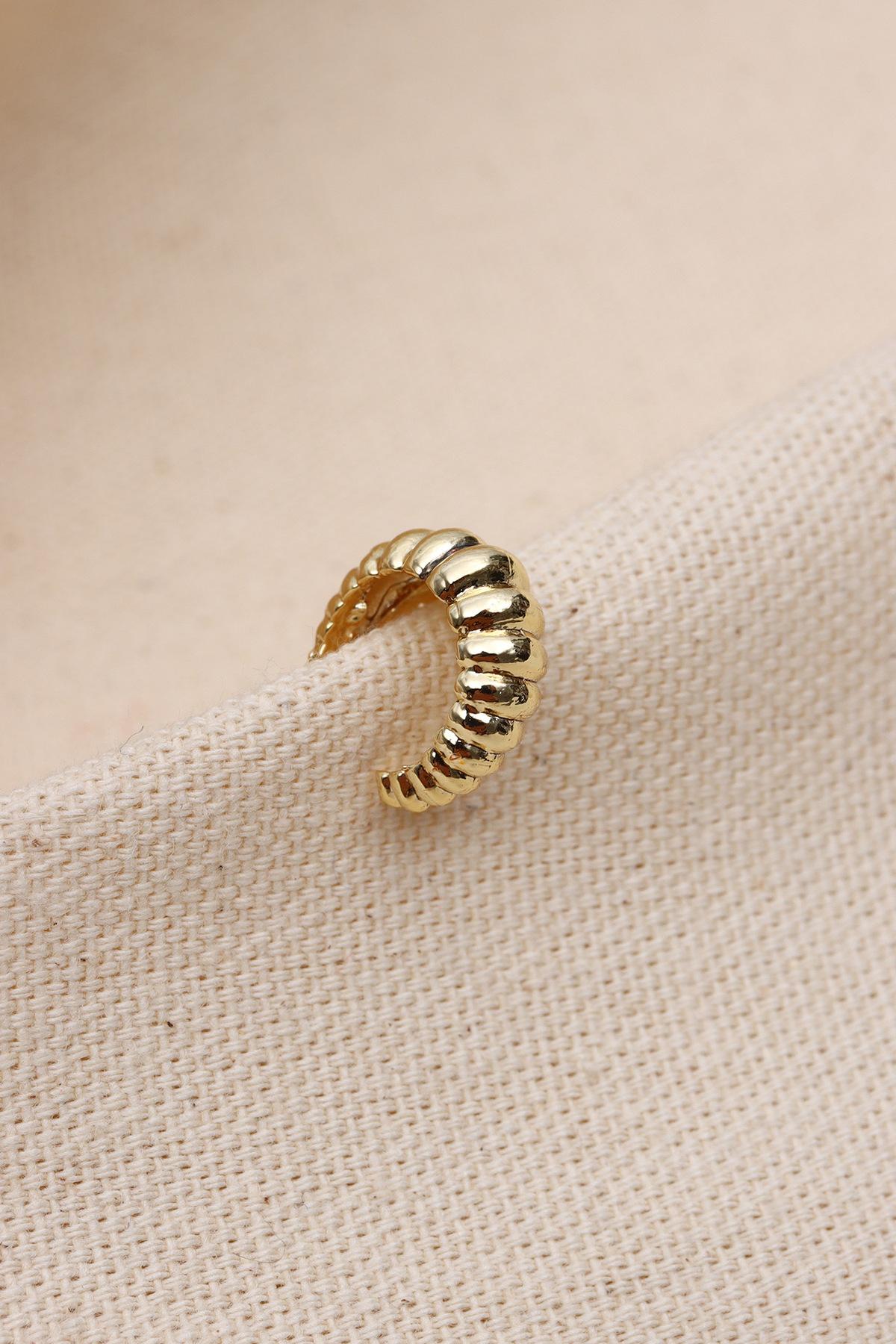 Винтажные серьги-каффы золотого цвета с хрящами
Винтажные серьги-каффы золотого цвета с хрящами