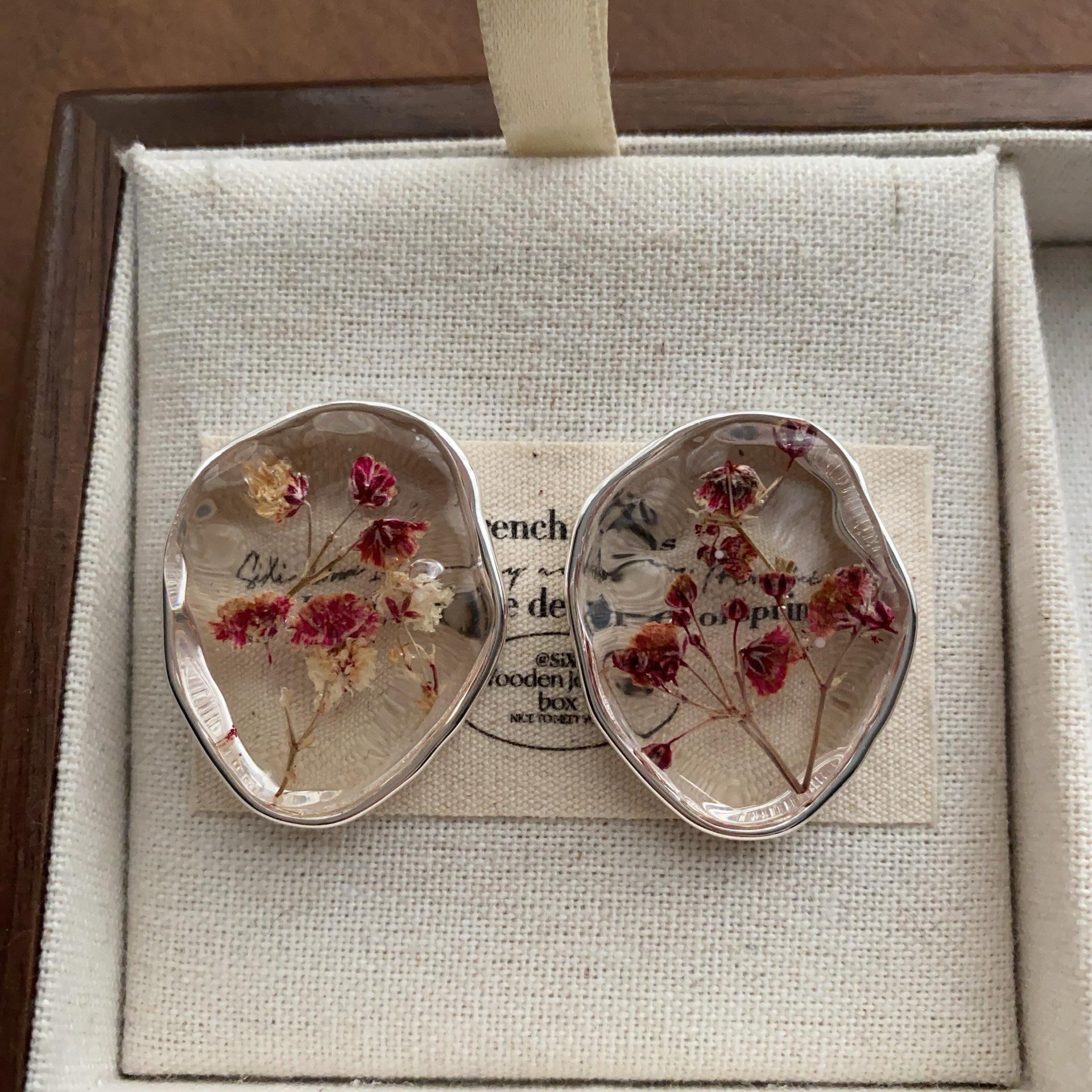 Irregular resin natural dried flower stud earrings, high-end art niche fashion Mori personality light luxury earrings
Irregular resin natural dried flower stud earrings, high-end art niche fashion Mori personality light luxury earrings