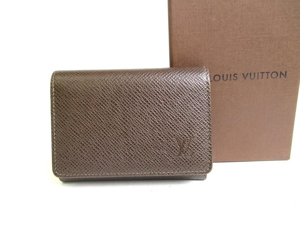 Подлинный чехол для визиток из темно-коричневой кожи LOUIS VUITTON Taiga #a448, восстановленный
Подлинный чехол для визиток из темно-коричневой кожи LOUIS VUITTON Taiga #a448, восстановленный