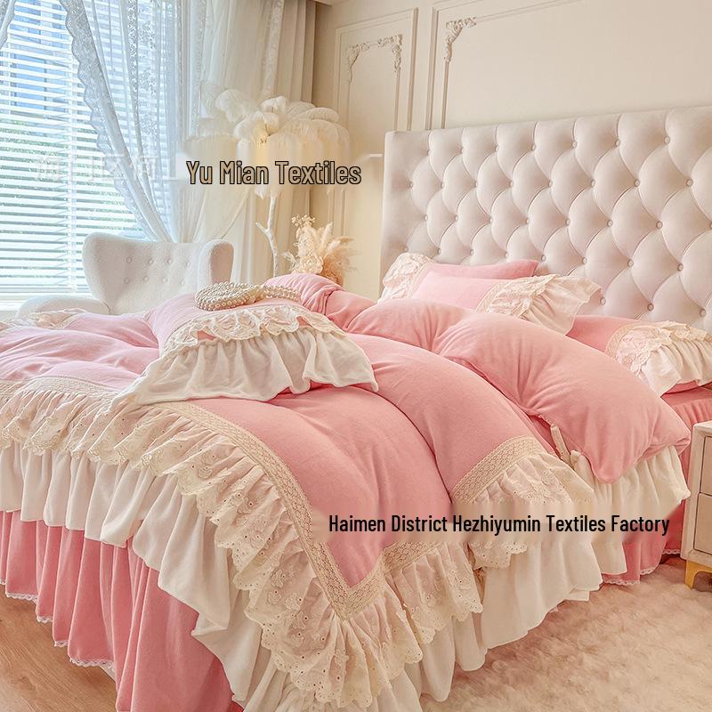 Cozy Milk Velvet Bedding Set: Thickened 4-Piece with Duvet Cover, Hollow Lace, and Bed Skirt for Autumn and Winter Warmth 1.5*2m Bed Skirt Set (Quilt Cover 200*230cm)
Cozy Milk Velvet Bedding Set: Thickened 4-Piece with Duvet Cover, Hollow Lace, and Bed Skirt for Autumn and Winter Warmth 1.5*2m Bed Skirt Set (Quilt Cover 200*230cm)