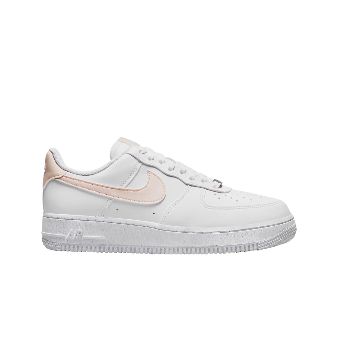 W Nike Air Force 1 07 Next Nature Белые бледно-коралловые DC9486-100 женские кроссовки
W Nike Air Force 1 07 Next Nature Белые бледно-коралловые DC9486-100 женские кроссовки