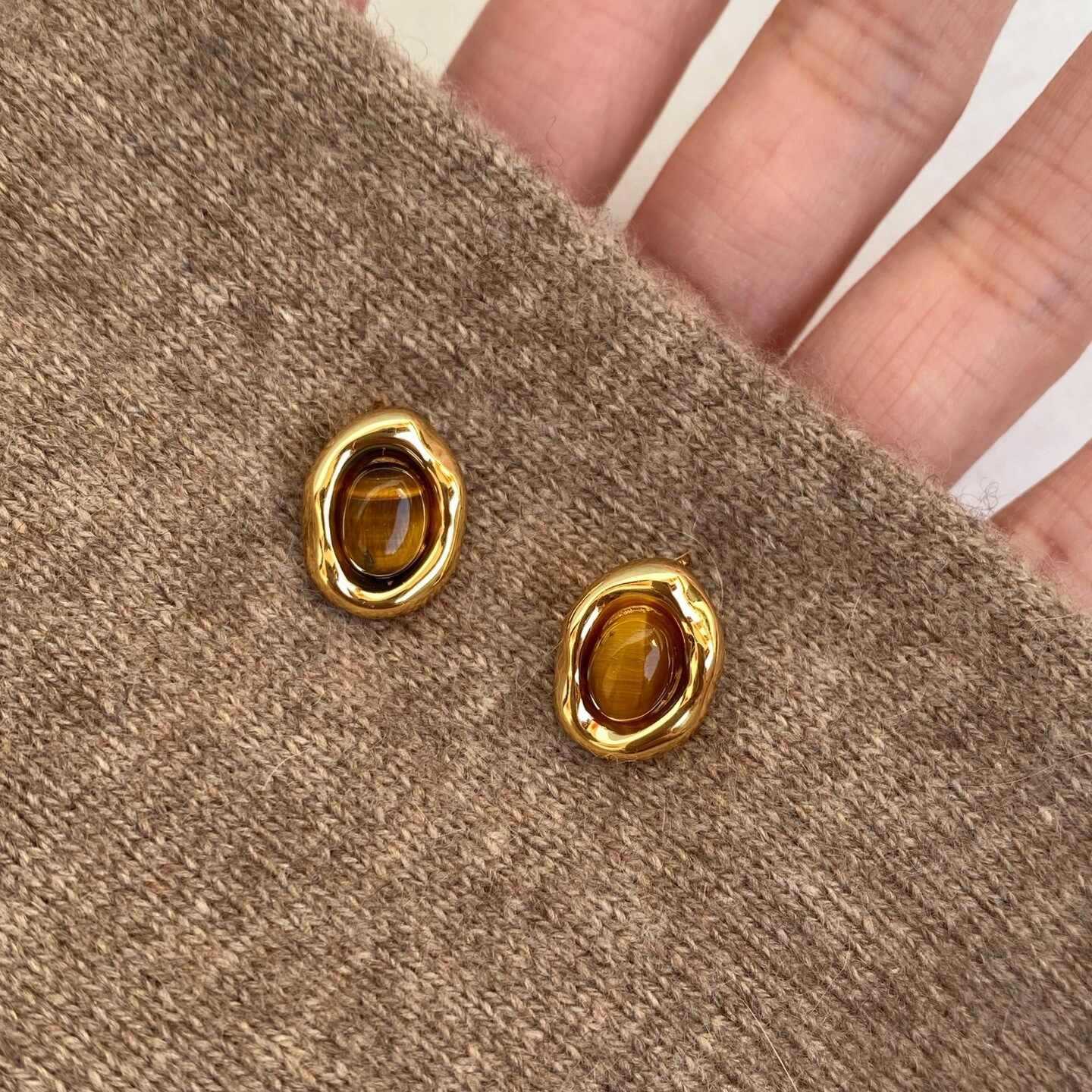 Caramel chestnut Maillard imitation tiger s eye stone stud earrings female atmosphere retro autumn and winter earrings new earrings of the year
Caramel chestnut Maillard imitation tiger s eye stone stud earrings female atmosphere retro autumn and winter earrings new earrings of the year