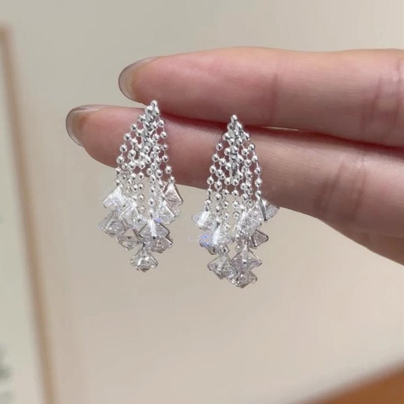 Zircon fringed earrings light luxury temperament high-end stud earrings niche versatile fashion personalized earrings women
Zircon fringed earrings light luxury temperament high-end stud earrings niche versatile fashion personalized earrings women