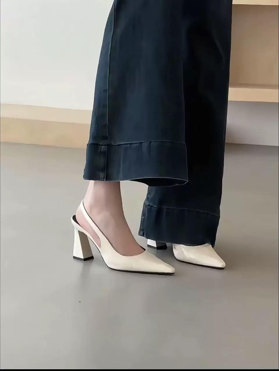 Summer new pointed versatile thick heel niche design bag head sandals thick heel temperament single shoes 39 білий
Summer new pointed versatile thick heel niche design bag head sandals thick heel temperament single shoes 39 білий