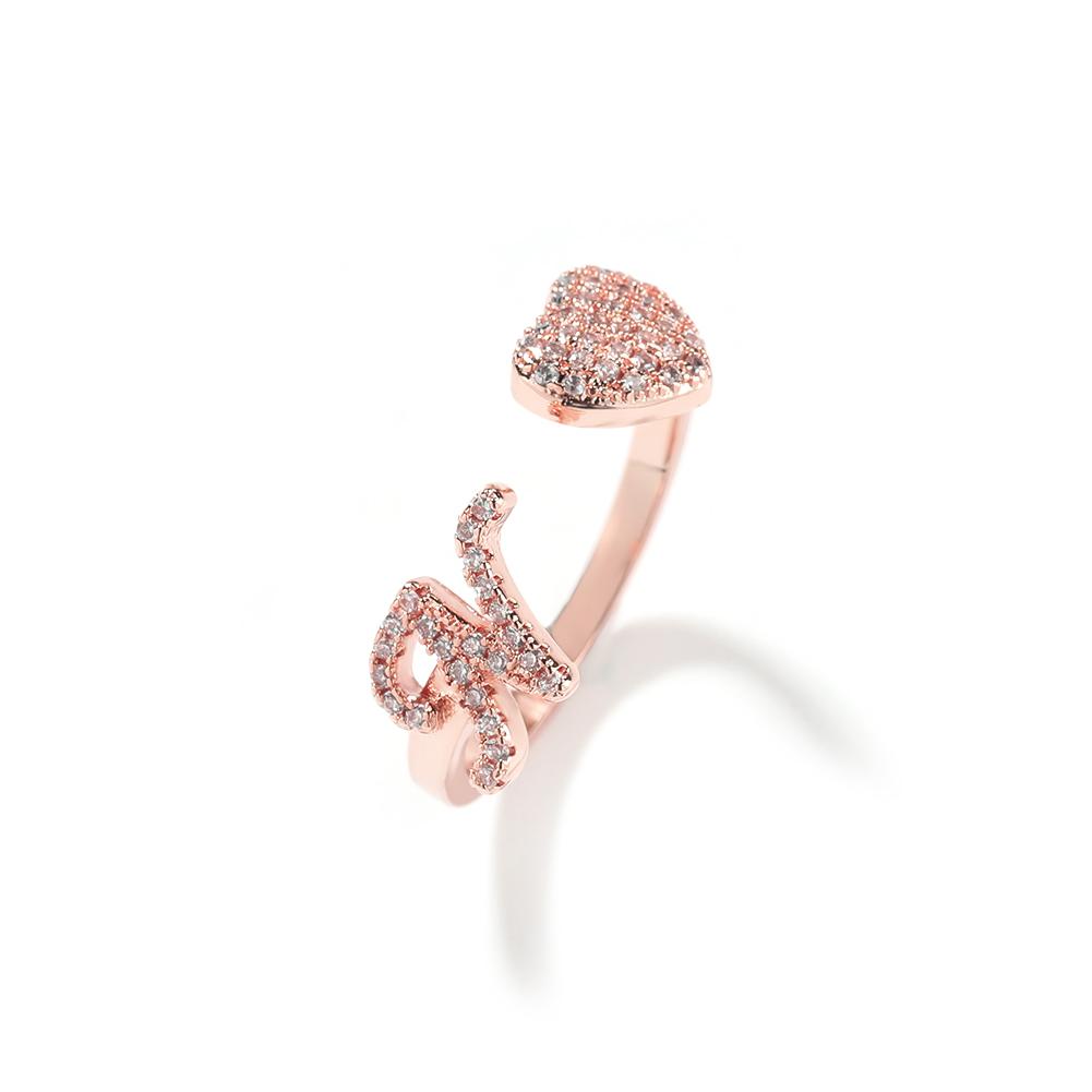 THE BLING KING Opend Heart With Cursive Initial Letter Ring Micro Paved Out CZ Ring HipHop Jewelry For Women Girl s Gift Z рожевий колір золота
THE BLING KING Opend Heart With Cursive Initial Letter Ring Micro Paved Out CZ Ring HipHop Jewelry For Women Girl s Gift Z рожевий колір золота
