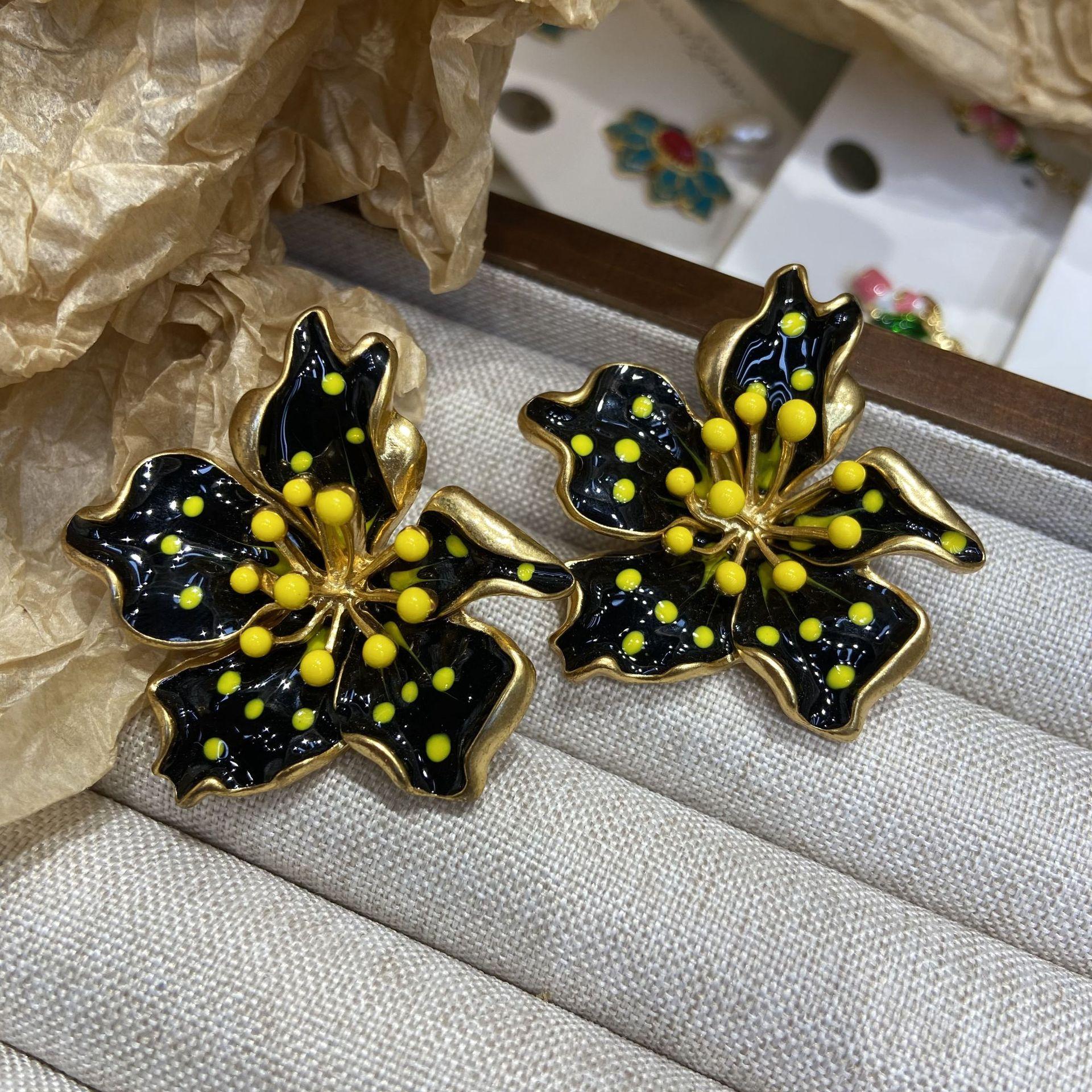 Retro New Chinese Vintage Red Ball Flower Stud Earrings, Court Style Copper Plated Real Gold Advanced Sense National Style Earrings
Retro New Chinese Vintage Red Ball Flower Stud Earrings, Court Style Copper Plated Real Gold Advanced Sense National Style Earrings