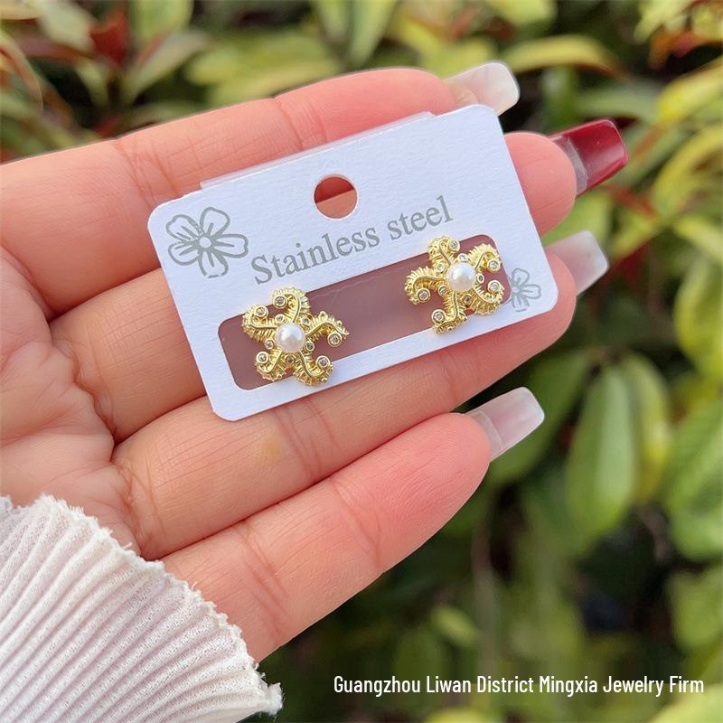 Набор ожерелья и серег из меди с позолотой 18 карат в виде морских звезд с искусственным жемчугом
Набор ожерелья и серег из меди с позолотой 18 карат в виде морских звезд с искусственным жемчугом