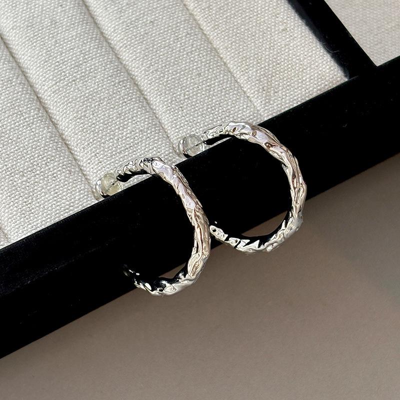 Simple metal texture element ring stud earrings niche design irregular handmade hammer pattern exaggerated earrings women s sterling silver
Simple metal texture element ring stud earrings niche design irregular handmade hammer pattern exaggerated earrings women s sterling silver