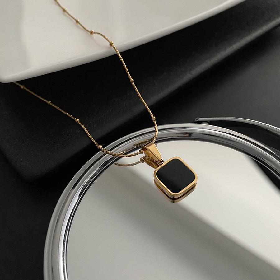 Yu Xi Titanium Steel Black & White Square Pendant Necklace - Minimalist Luxury Clavicle Chain
Yu Xi Titanium Steel Black & White Square Pendant Necklace - Minimalist Luxury Clavicle Chain