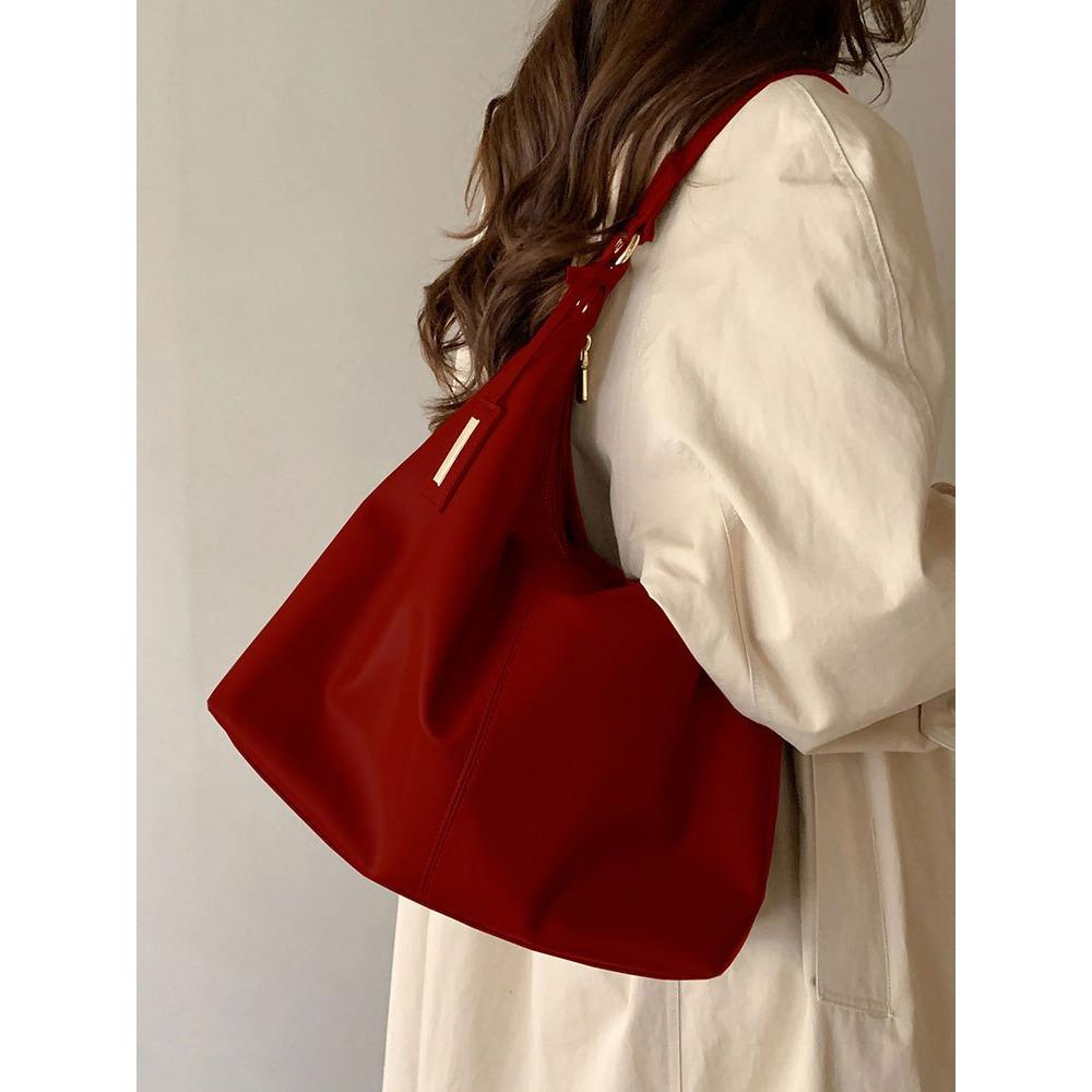 2026 Niche Design New Commuter Fashion Tote Women s Bag Wedding Red Versatile Simple Large Capacity Shoulder Bag
2026 Niche Design New Commuter Fashion Tote Women s Bag Wedding Red Versatile Simple Large Capacity Shoulder Bag