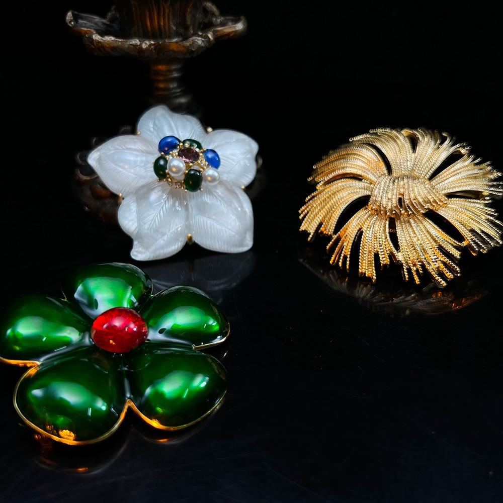 Vintage Palace Style Women Men Heavy Industry Flower Crystal Brooch Classic Retro Baroque Floral Badges Pin For Ladies s Party
Vintage Palace Style Women Men Heavy Industry Flower Crystal Brooch Classic Retro Baroque Floral Badges Pin For Ladies s Party