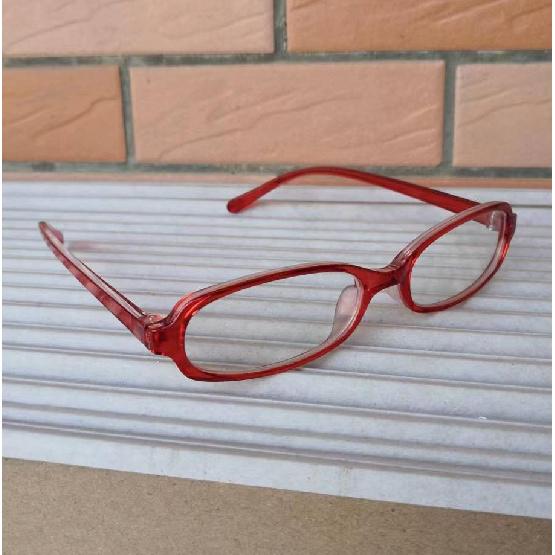 Trendy women s fashion glasses can be fitted with prescription lenses, offer UV protection, are retro and simple, and help to slim and shape the face PC
Trendy women s fashion glasses can be fitted with prescription lenses, offer UV protection, are retro and simple, and help to slim and shape the face PC