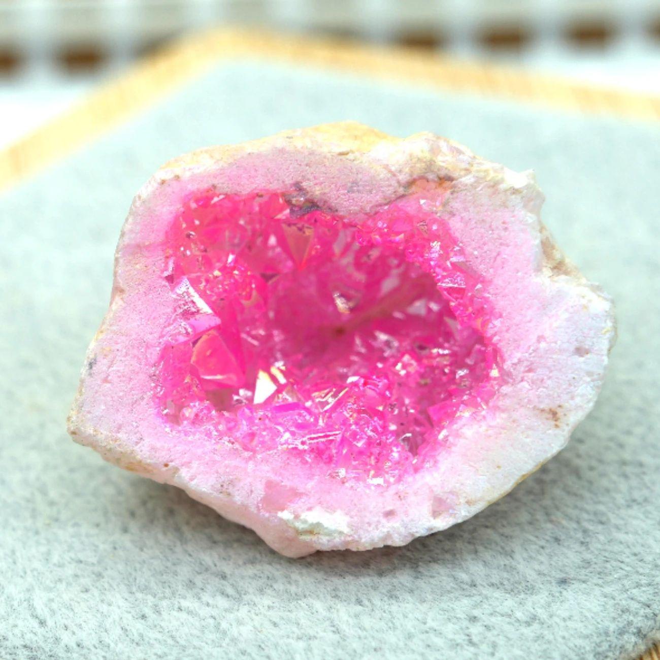Natural Crystal Pink Agate Geode Bowl Ornament 3-5cm, 1 piece
Natural Crystal Pink Agate Geode Bowl Ornament 3-5cm, 1 piece