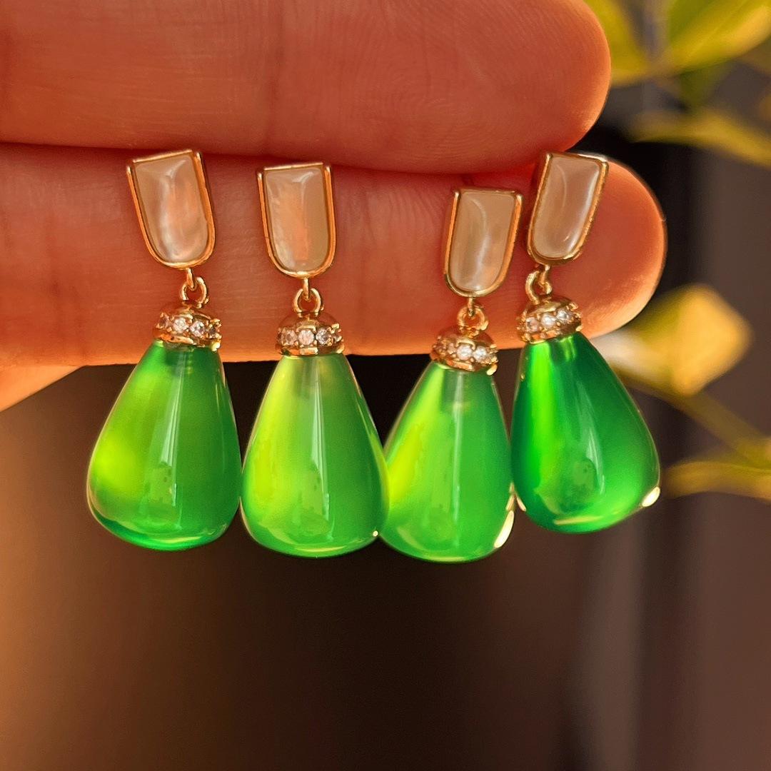 Full Green, Yang Green, Natural Agate Green Chalcedony Earrings, Women S Opening Is Slightly Inlaid, And The Real Shot Is Fidelity.
Full Green, Yang Green, Natural Agate Green Chalcedony Earrings, Women S Opening Is Slightly Inlaid, And The Real Shot Is Fidelity.