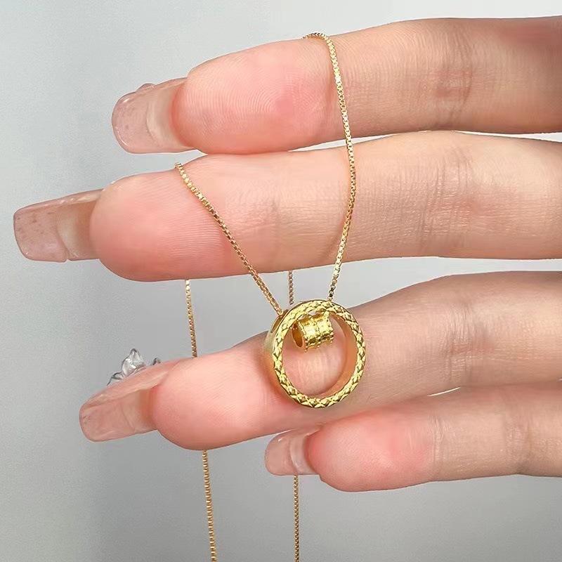 Small waist necklace, circle pendant, women s light luxury simple temperament collarbone chain direct sales
Small waist necklace, circle pendant, women s light luxury simple temperament collarbone chain direct sales