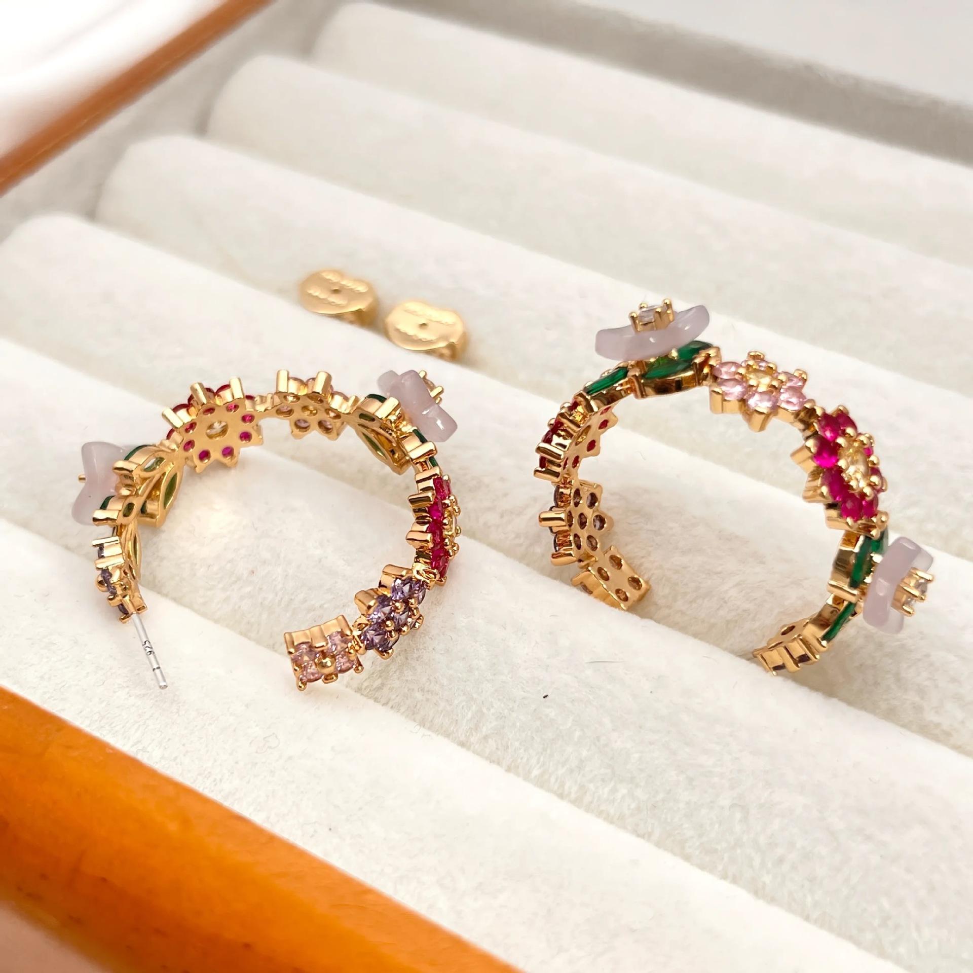 Inlaid Colored Zircon Plant Flower Shape Earrings Fashionable And Fresh Niche Design Temperament Versatile Earrings
Inlaid Colored Zircon Plant Flower Shape Earrings Fashionable And Fresh Niche Design Temperament Versatile Earrings