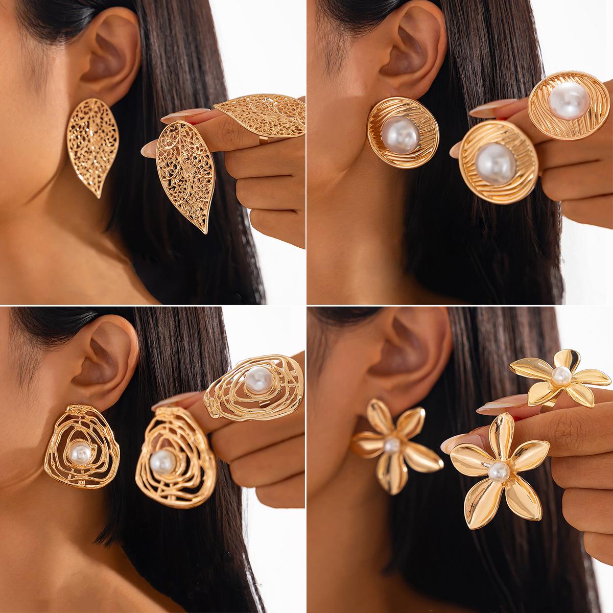 Exaggerated Irregular Geometric Hollow Imitation Pearl Wind Niche Leaf Alloy Stud Earrings Female
Exaggerated Irregular Geometric Hollow Imitation Pearl Wind Niche Leaf Alloy Stud Earrings Female